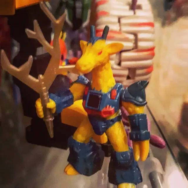 Rubberneck Giraffe, Battle Beasts: Series 1