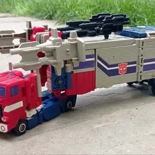 Optimus Prime with Hi-Q, G1 Transformers: Powermasters (1988)