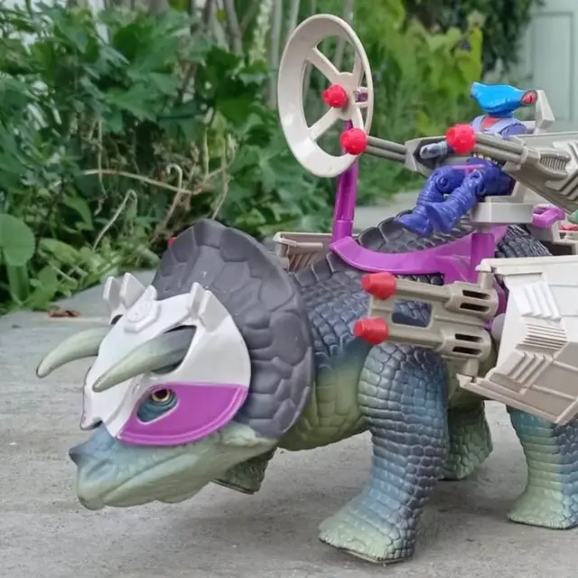 Triceratops with Hammerhead and Sidewinder, Dino-Riders 1988